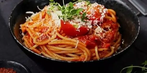 Блюдо в подарок при заказе в The Black Door от Деливио