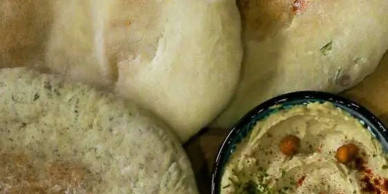 Пита в подарок от ресторана Лехайм в Деливио